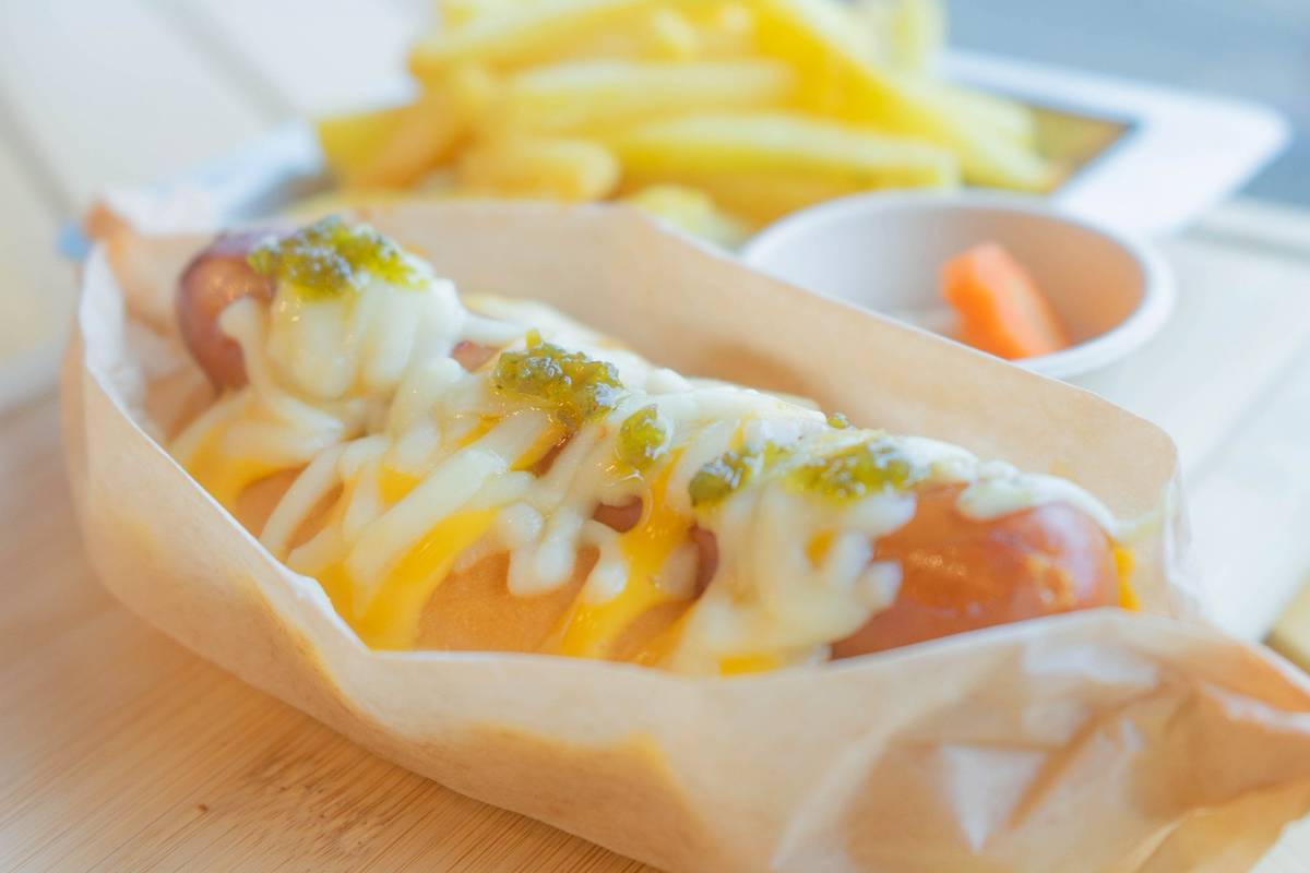 チーズたっぷりホットドッグ【ポテト付き】