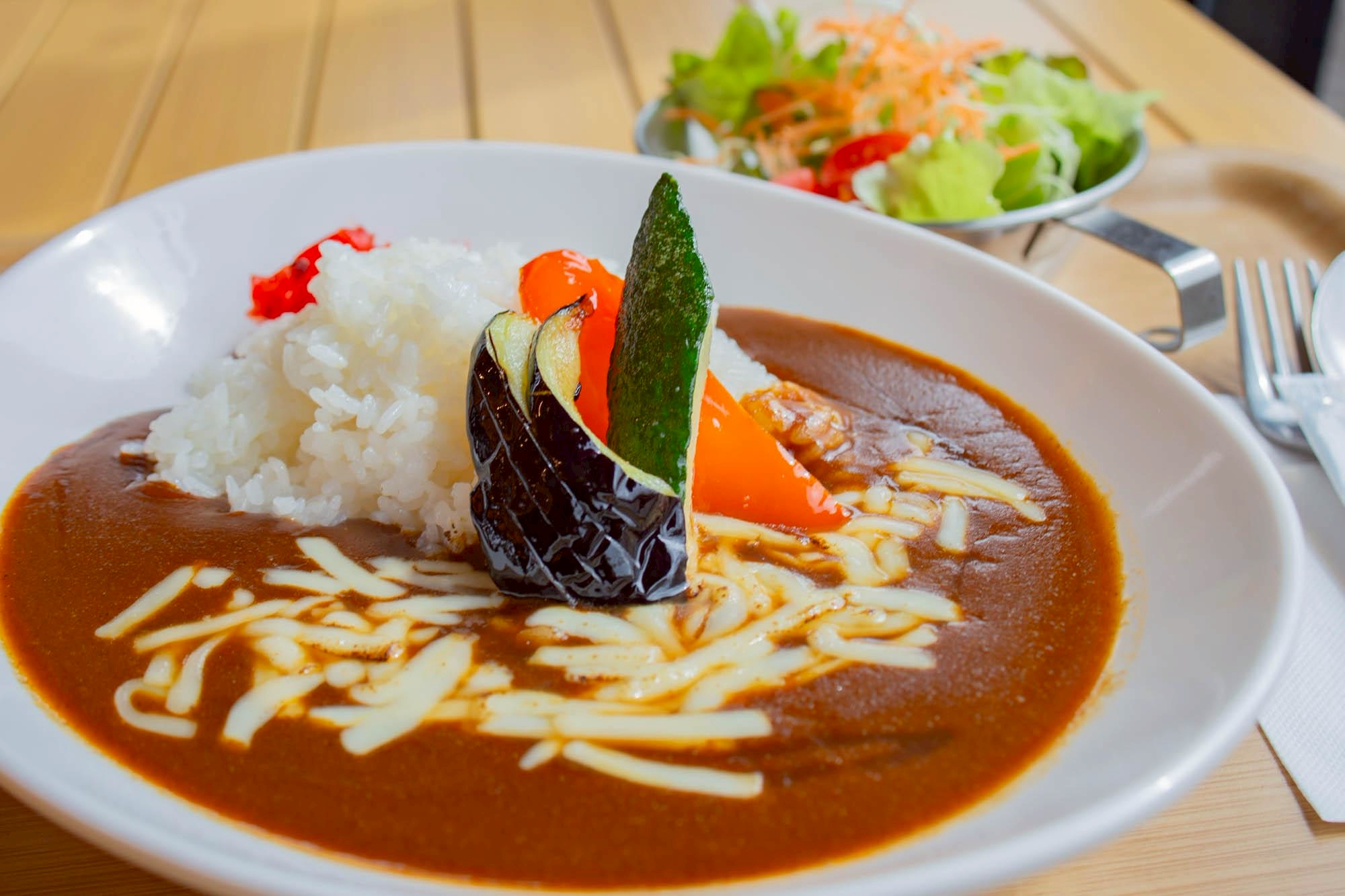 LOGOS炙りチーズカレー【サラダ付き】