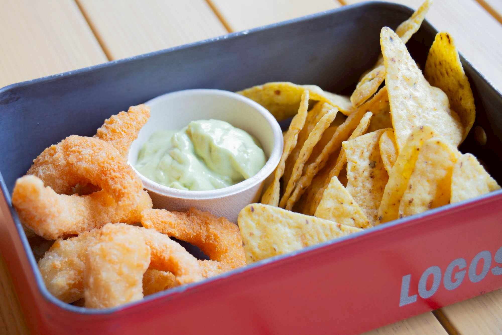 トルティーヤとポップコーンシュリンプ（アボカドソース）